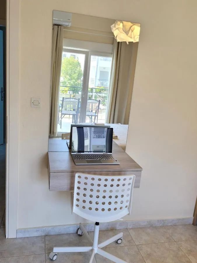 Anris & Dianas Dom - In A Quiet Part Of The Center Apartment Kallithea