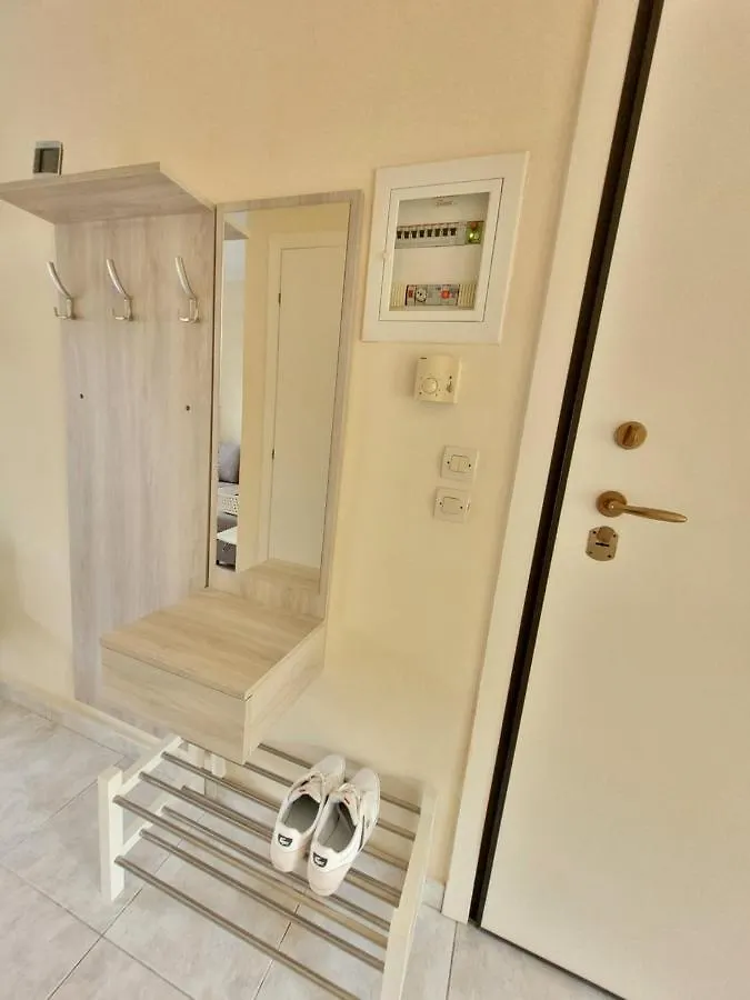 Anris & Dianas Dom - In A Quiet Part Of The Center Apartment Kallithea