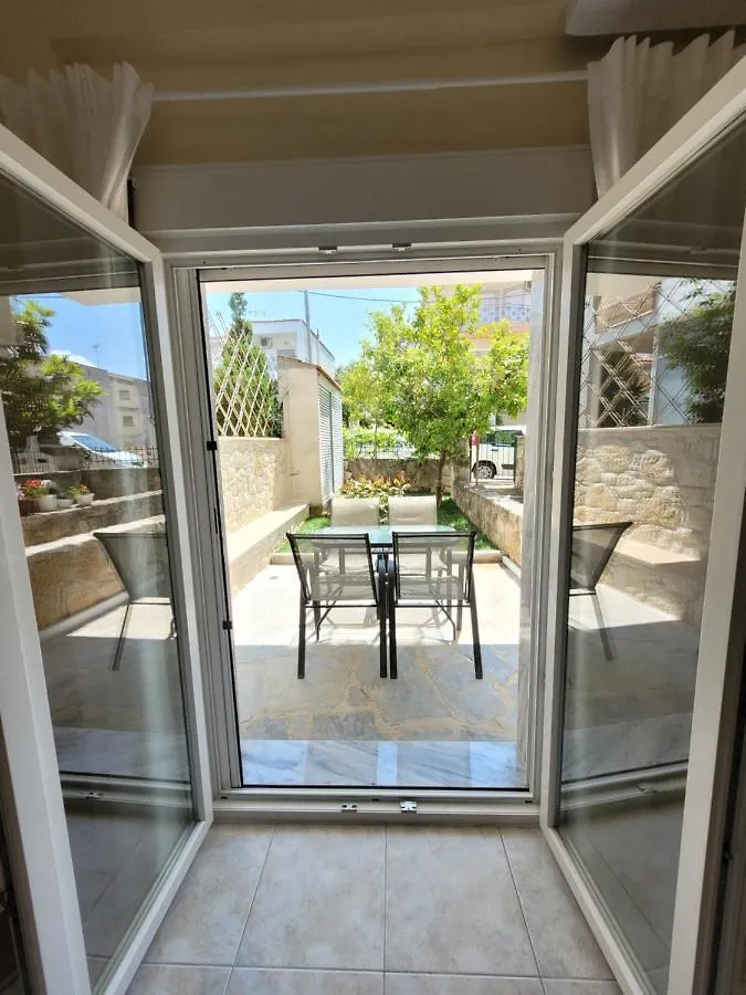 Anris & Dianas Dom - In A Quiet Part Of The Center Apartment Kallithea