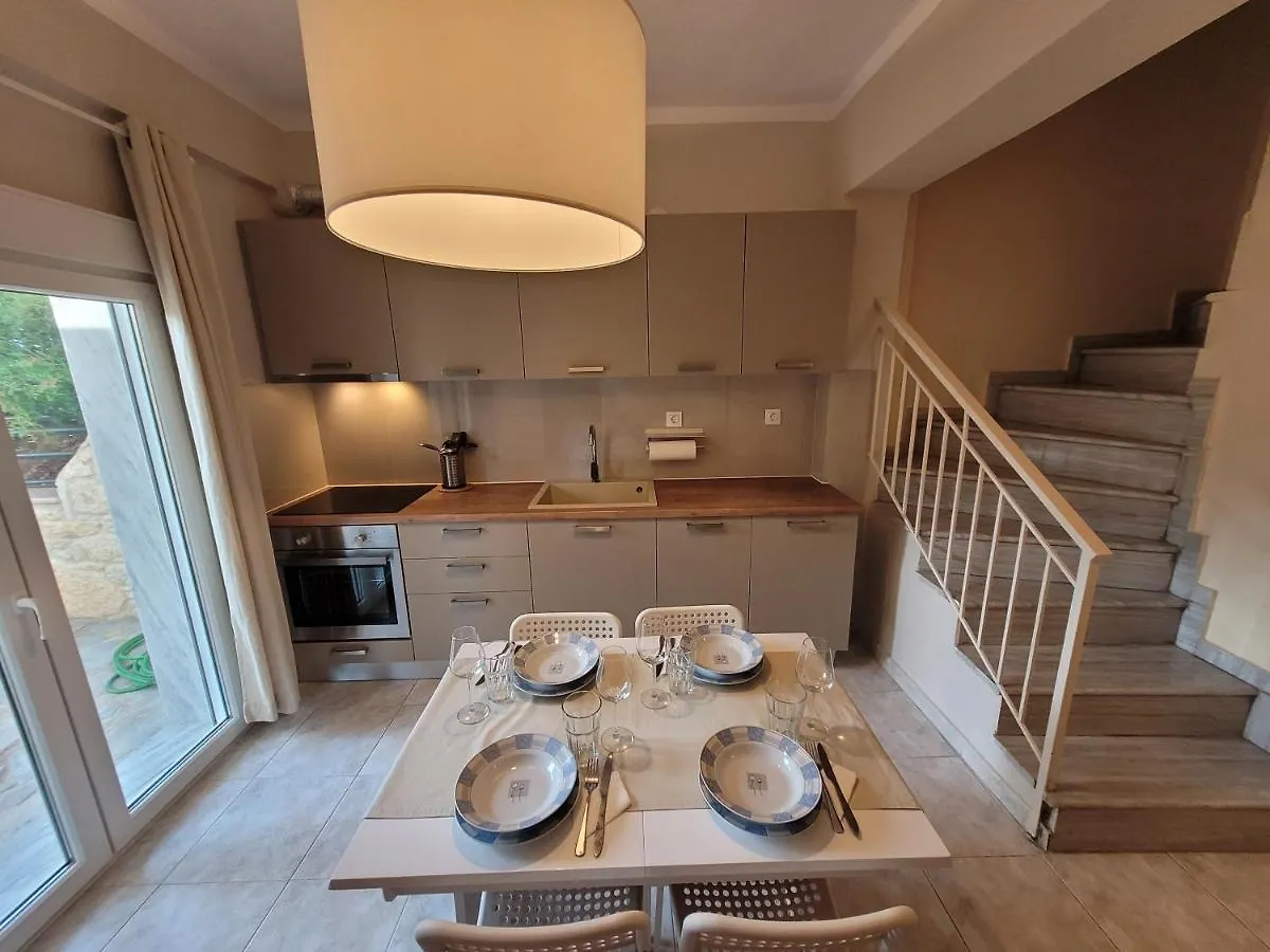 Anris & Dianas Dom - In A Quiet Part Of The Center Apartment Kallithea