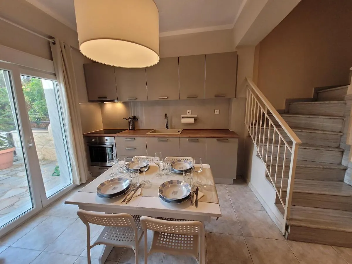 Anris & Dianas Dom - In A Quiet Part Of The Center Apartment Kallithea