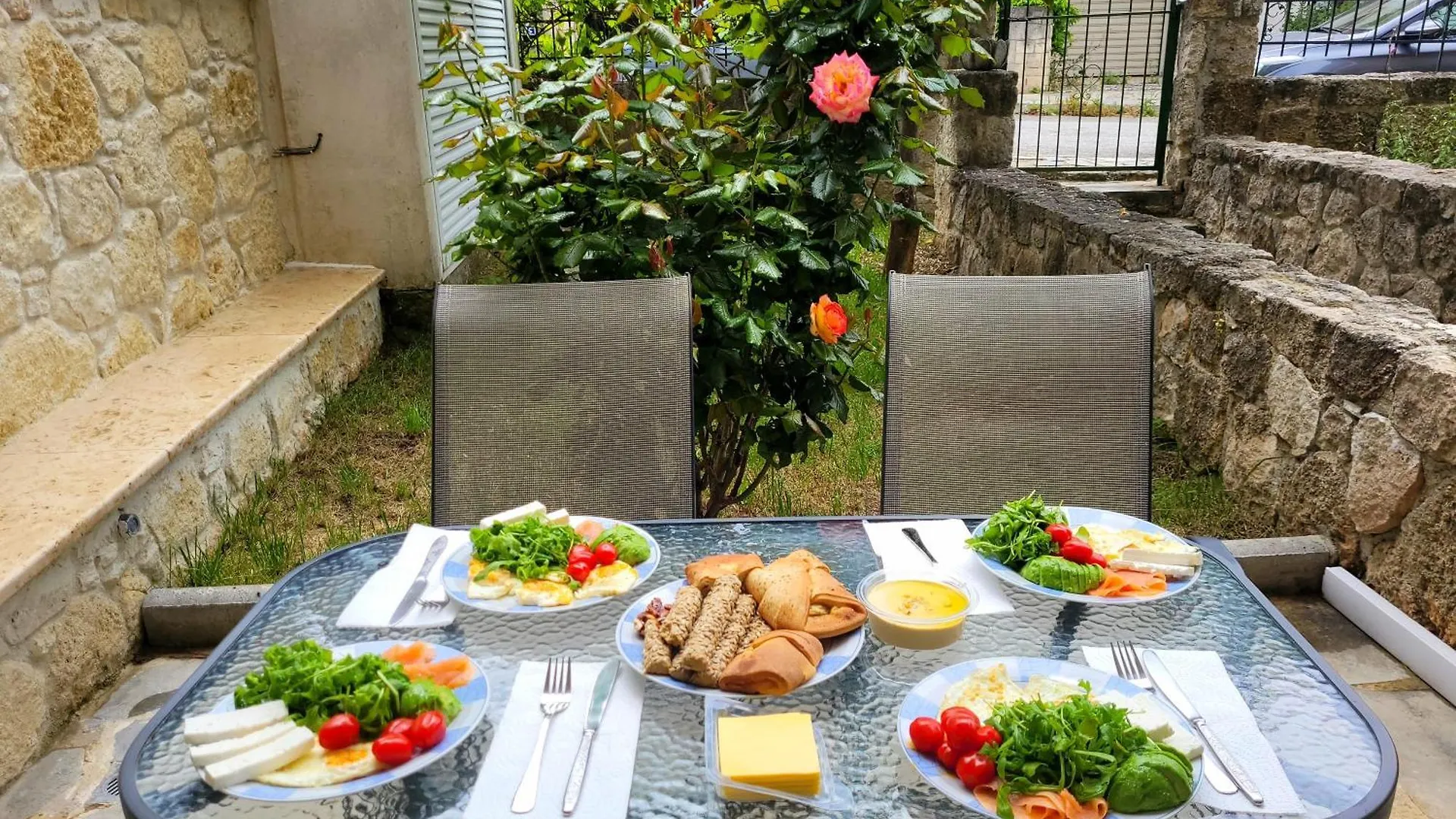 Anris & Dianas Dom - In A Quiet Part Of The Center Apartment Kallithea